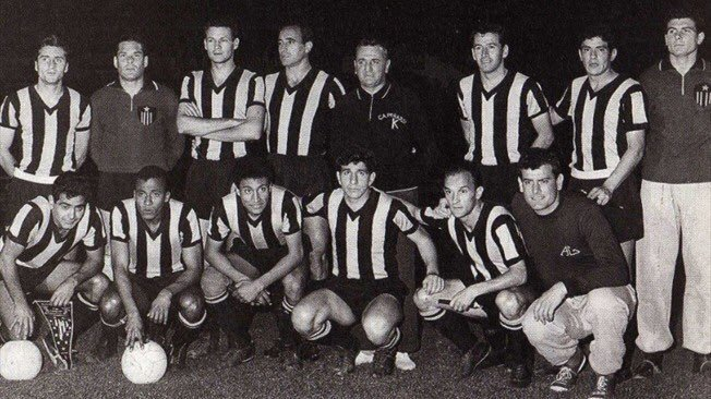 Hoy se cumplen 62 años de un hito para el fútbol sudamericano: Peñarol 🇺🇾 vencía 2-1 a Benfica en el Centenario y se consagraba campeón intercontinental 🏆. Fue el primer representante de este lado del mundo en conseguirlo. Respeto total a aquellos próceres futboleros.