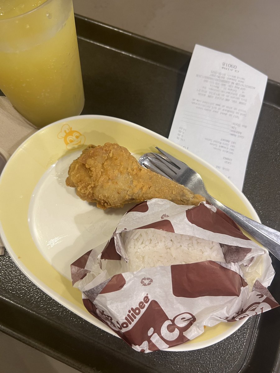 kNORRiel's tweet photo. @Jollibee ano na??? ₱109 nyu na chicken joy walang ka joy joy! Super liit! #jollibeenotsojolly #chickennotsojoy https://t.co/KtfICFxkgh