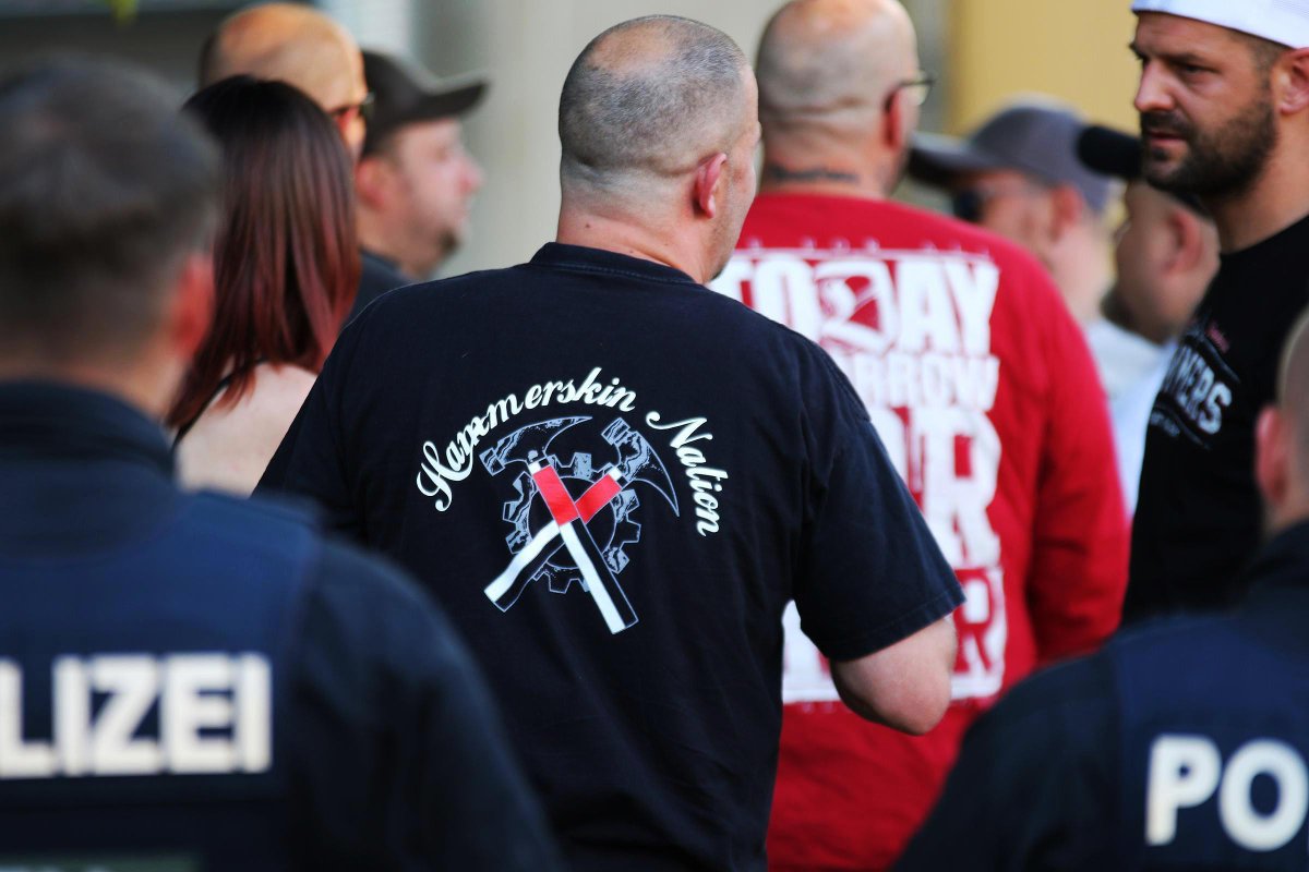 Nachdem EXIF das Netzwerk der «Hammerskin Nation» (HSN) vor zwei Jahren umfassend offen gelegt hat, wurde die Vereinigung heute in Deutschland verboten. Am Morgen fanden in zehn Bundesländern Razzien statt, gefunden wurden u.a. Waffen.

Aktuelle Infos: exif-recherche.org/?p=11538