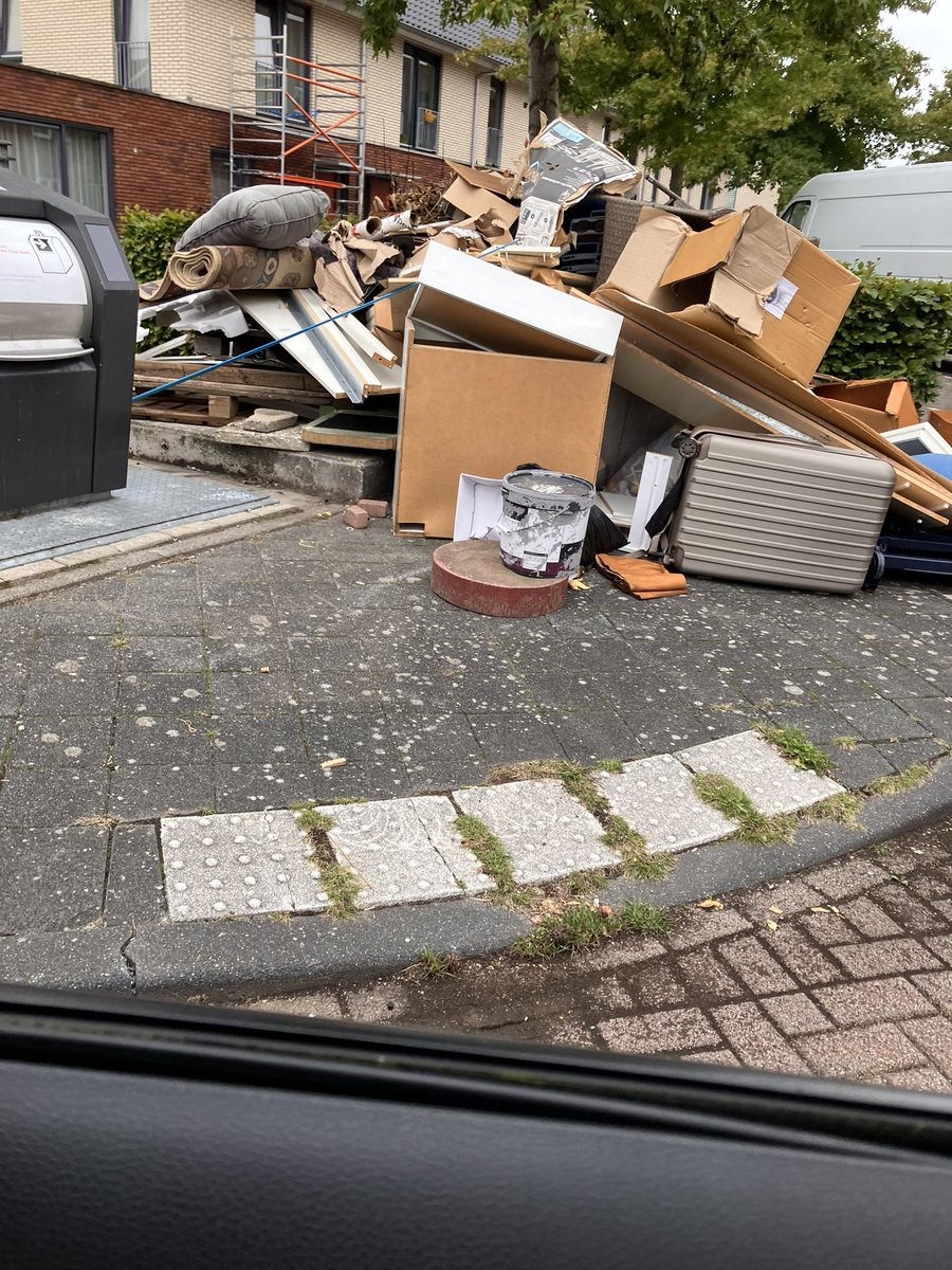 siebe017's tweet photo. @GemeenteUtrecht Hoe vinden jullie zelf dat het gaat met het opruimen van grofvuil nav meldingen aan het betreffende loket? #richardgeneestraat #ruimeenweekgeleden https://t.co/qnbEoENVot