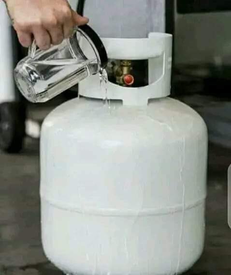 🔴 IL N'EST PAS NÉCESSAIRE D’AGITER LA BOUTEILLE DE GAZ POUR SAVOIR SI ELLE EST PLEINE ‼ Veuillez ne pas avoir à secouer la bouteille de gaz pour connaître le niveau de son contenu.⚠️ Ce que vous devez faire est de mouiller un côté du cylindre avec de l'eau, après un certain…