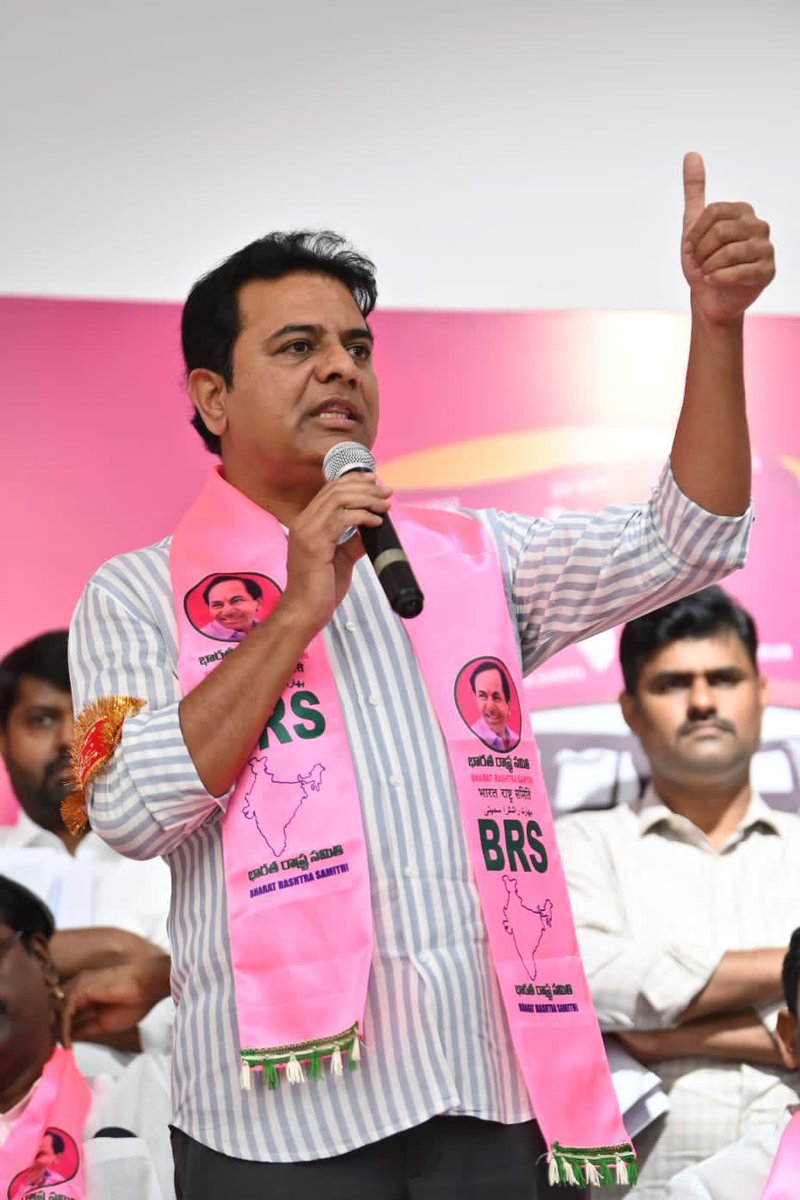 BRSparty's tweet image. హైదరాబాద్‌లోని తెలంగాణ భవన్‌లో బీఆర్ఎస్ వర్కింగ్ ప్రెసిడెంట్, మంత్రి శ్రీ @KTRBRS గారి సమక్షంలో బీఆర్​ఎస్‌ పార్టీలో చేరిన భద్రాద్రి కొత్తగూడెం జిల్లా బీజేపీ అధ్యక్షుడు శ్రీ కోనేరు సత్యనారాయణ.