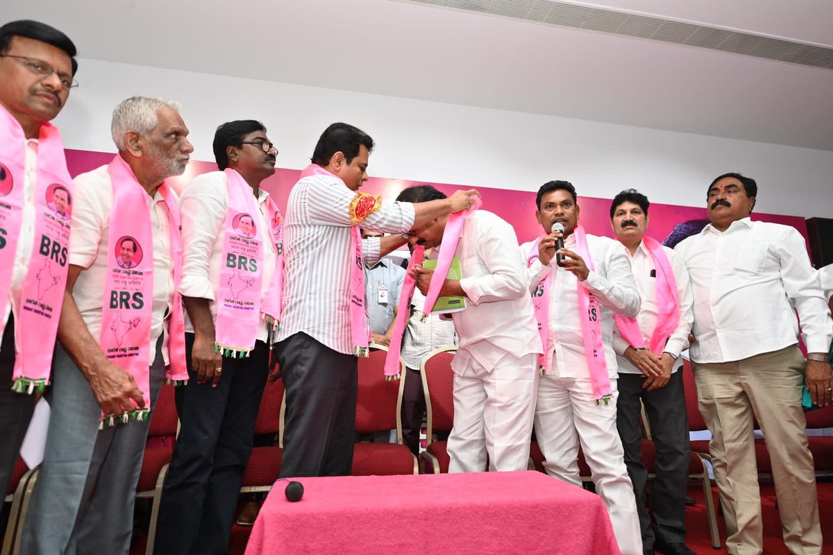 BRSparty's tweet image. హైదరాబాద్‌లోని తెలంగాణ భవన్‌లో బీఆర్ఎస్ వర్కింగ్ ప్రెసిడెంట్, మంత్రి శ్రీ @KTRBRS గారి సమక్షంలో బీఆర్​ఎస్‌ పార్టీలో చేరిన భద్రాద్రి కొత్తగూడెం జిల్లా బీజేపీ అధ్యక్షుడు శ్రీ కోనేరు సత్యనారాయణ.