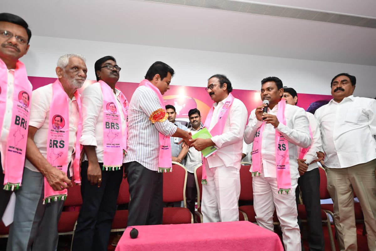 BRSparty's tweet image. హైదరాబాద్‌లోని తెలంగాణ భవన్‌లో బీఆర్ఎస్ వర్కింగ్ ప్రెసిడెంట్, మంత్రి శ్రీ @KTRBRS గారి సమక్షంలో బీఆర్​ఎస్‌ పార్టీలో చేరిన భద్రాద్రి కొత్తగూడెం జిల్లా బీజేపీ అధ్యక్షుడు శ్రీ కోనేరు సత్యనారాయణ.