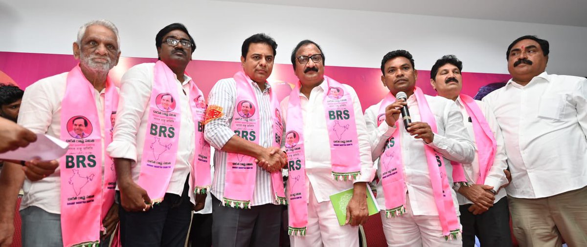 BRSparty's tweet image. హైదరాబాద్‌లోని తెలంగాణ భవన్‌లో బీఆర్ఎస్ వర్కింగ్ ప్రెసిడెంట్, మంత్రి శ్రీ @KTRBRS గారి సమక్షంలో బీఆర్​ఎస్‌ పార్టీలో చేరిన భద్రాద్రి కొత్తగూడెం జిల్లా బీజేపీ అధ్యక్షుడు శ్రీ కోనేరు సత్యనారాయణ.