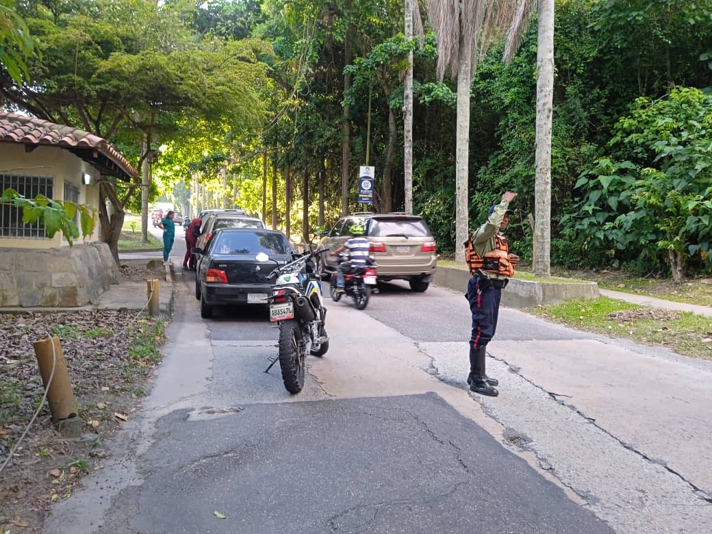 Nuestros funcionarios de tránsito se encuentran desplegados por todo el municipio, atentos a las infracciones en las vías y vehículos mal estacionados, que causan accidentes por el congestionamiento de las calles y avenidas.
#ElHatilloSeguro #ElHatilloPosible