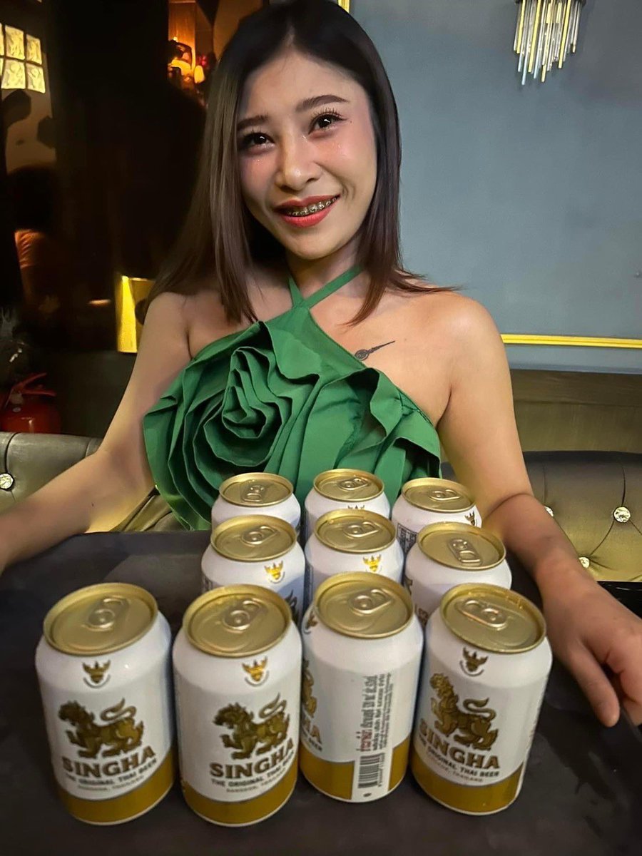 itzysnackbar's tweet photo. #ITZY です✨
10缶の #Singha 
略してテンハーをSexyなビアガールといかがでしょうか🍻🍻

本日も通常営業でございます🈺

#bangkok
#snack
#bar
#karaoke
#beergirl https://t.co/N9hGTxqnL1