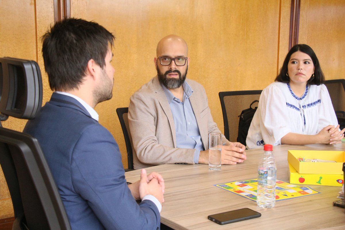 MINNAParaguay's tweet photo. 👉Para explorar nuevas áreas de cooperación con proyectos específicos destinados a niñas, niños y adolescentes, el ministro @WalterGCpy, se reunió con el director ejecutivo, Roberto Galeano y el equipo directivo de la @FundacionAlda.

#GobiernoDelParaguay 🇵🇾 https://t.co/ARyuuwrVHK