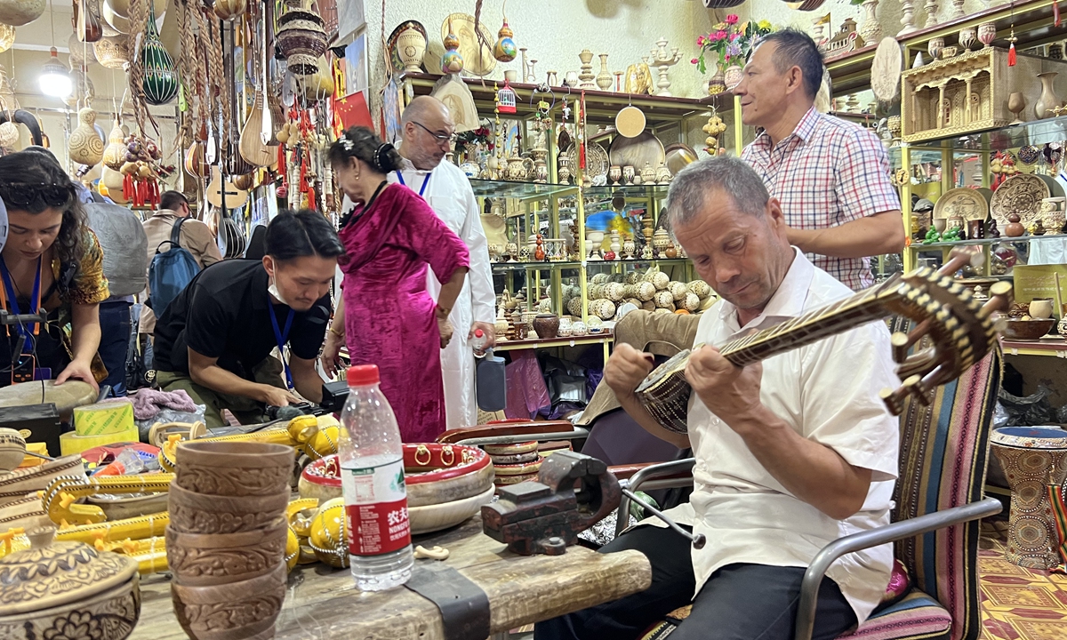Xinjiang received a growing number of overseas tourists from Singapore, Malaysia, Thailand, Indonesia and Australia this summer. Observers said the region’s booming tourism would inject new impetus into the local economy, which has gained momentum in growth.