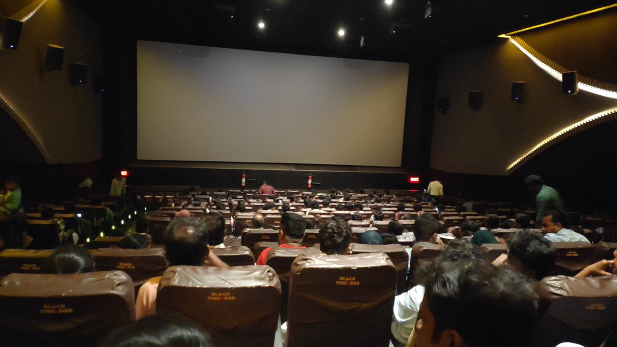 apn__10's tweet image. Show Time🔥🍿🎟️
#MarkAnthony 😎🚬🎥
ഹൗസ്ഫുളാണ്..