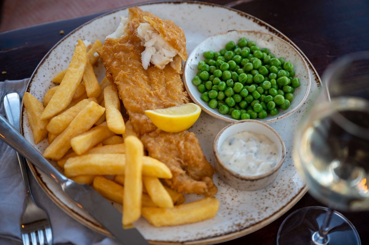 Can't beat the classics fish and chips! Try ours with Atlantic Cod this evening.

#classic #British #eveningmeal #chefandbrewer