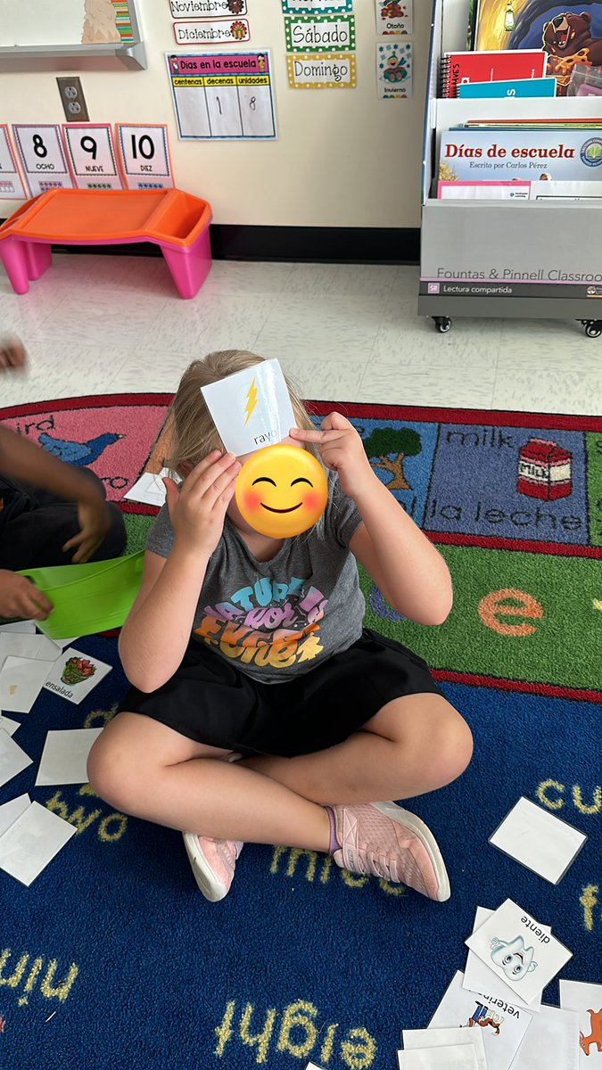 CarlaFBalles's tweet photo. Rotaciones en acción! 1st grade is rocking their literacy rotations at Mountain View Elementary. Intentional planning =meaningful learning @BurkeCoSchools @ParticipateLrng #UnitingOurWorld https://t.co/j68twhMcjk