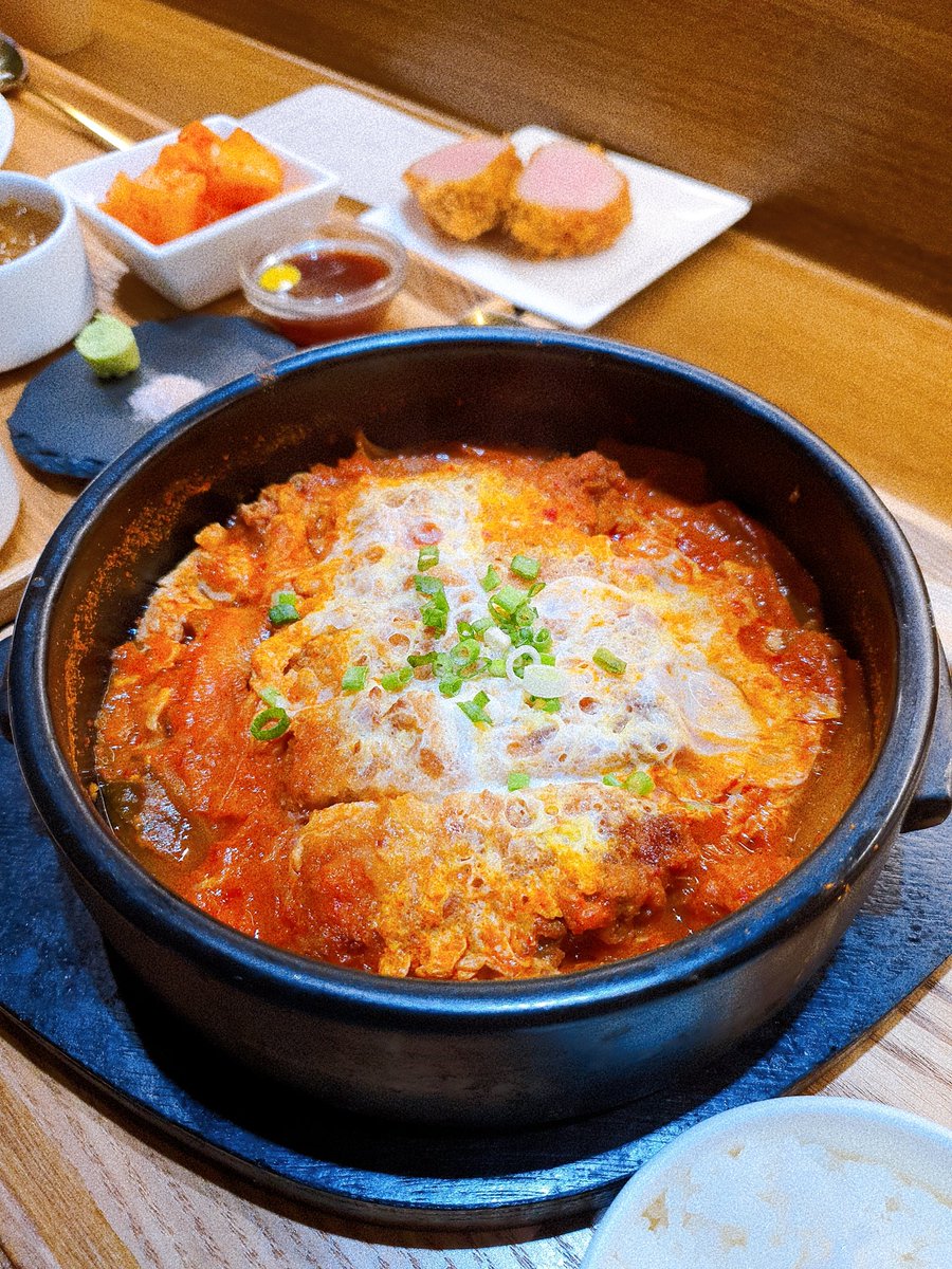 tigerincat's tweet photo. 초랑씨는 밥만 먹으면 콧물이 흘렀다. 코로나 이후에는 눈물 😂까지 흘린다는데..역시 감성 호랑이 초랑. 그나저나 이집 돈까스 맛있자나..

#돈까스 #호랑인고양 #tigerincat #데이트 https://t.co/1YlgClK97P