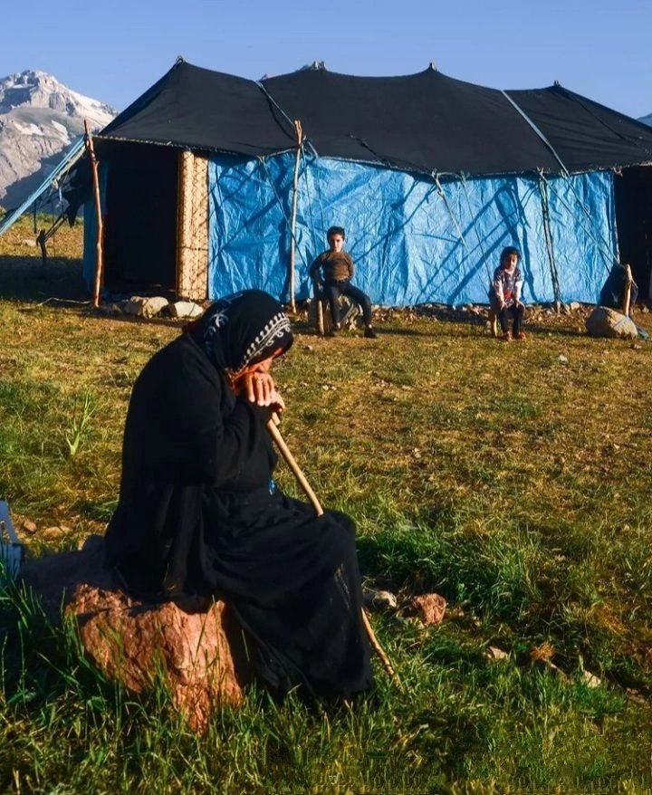 Büyüklerden biri şöyle demişti; Kefenimizden önce çürüyoruz.' Görünce derin bir estağfurullah çektim. O kadar haklıydı ki! 'Hayırlı akşamlar dilerim '