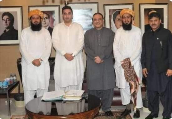 _PTi_01's tweet photo. جے یو آئی کا پیپلز پارٹی سے نہ کبھی اتحاد تھا نہ ہ��
مولانا آصف علی زرداری اور مولانا بلاول بھٹو زرداری تو جے یو آئی سندھ کے سینئر رہنما ہیں😜
#RIPAmmar
@TeamPakPower
@D_smrz @_jutt_07 @M_F_804 @MuneebaPTI_ https://t.co/PV3BDCSNyq