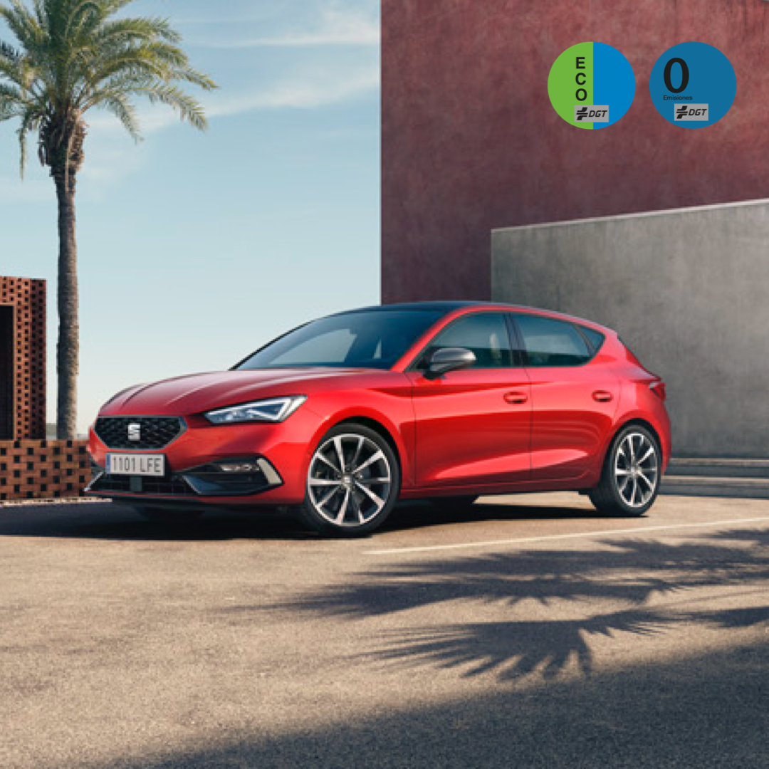 El momento de pasarse al híbrido es con SEAT Flex. Estrena SEAT León Híbrido por una cuota adaptada a tus necesidades. Y al final tú decides si lo cambias, lo devuelves o sigue siendo tuyo. También disponible en versión Híbrido enchufable, con etiqueta cero.