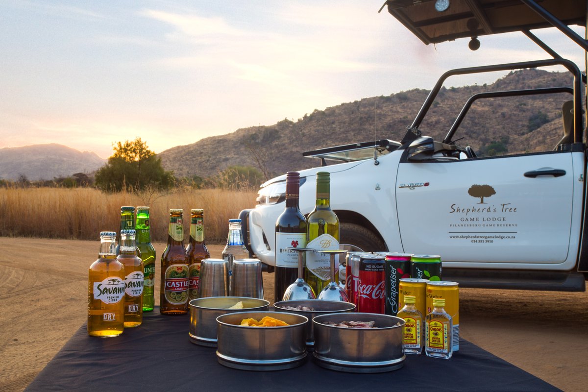 shepherdstreegl's tweet photo. As the African sun sets, we stop and  allow our guests to enjoy some drinks and snacks before heading back on safari in search of some nocturnal animals. 

Tag your friends and family members with whom you would love to enjoy a drink in the comments below. https://t.co/Koh2kah5iS
