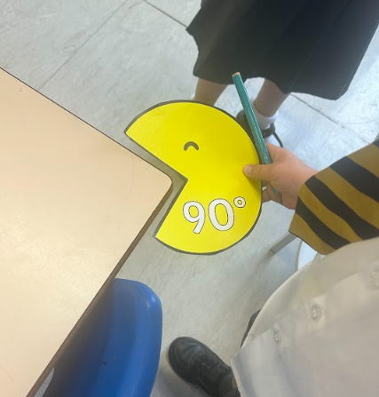 EagleshamPS's tweet photo. This week, Primary 3 are working on identifying angles in our environment. We went on a 'right angle hunt' around our classroom and used a range of materials to create our own right angles! 📐#EPSNumeracy #EPSSTEM https://t.co/HkcQnqHMqA
