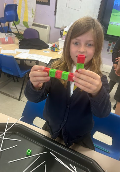 EagleshamPS's tweet photo. This week, Primary 3 are working on identifying angles in our environment. We went on a 'right angle hunt' around our classroom and used a range of materials to create our own right angles! 📐#EPSNumeracy #EPSSTEM https://t.co/HkcQnqHMqA