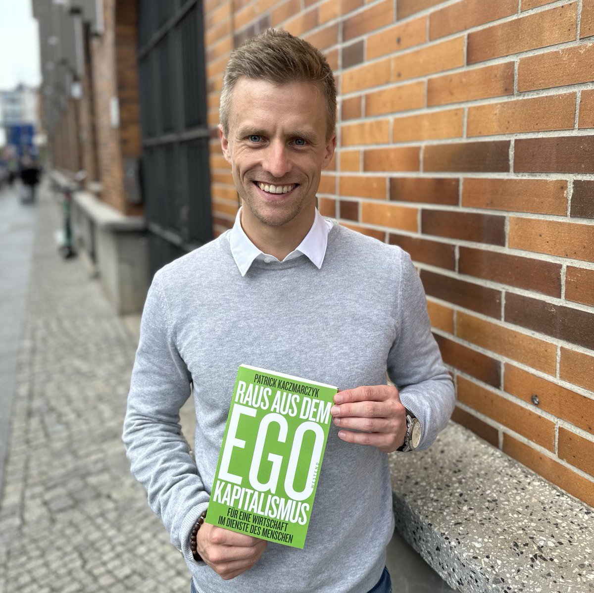pat_kaczmarczyk's tweet image. Ab dieser Woche im Handel: "Raus aus dem Ego-Kapitalismus" 📚
Es geht um die Macht von Ideen, fehlgeleitete Bilder & neue Ansätze. Ein Schmankerl: wären konservative Parteien in der Tat christlich, stünden sie ökonomischem Fortschritt nicht im Weg.
👇
westendverlag.de/buch/raus-aus-…