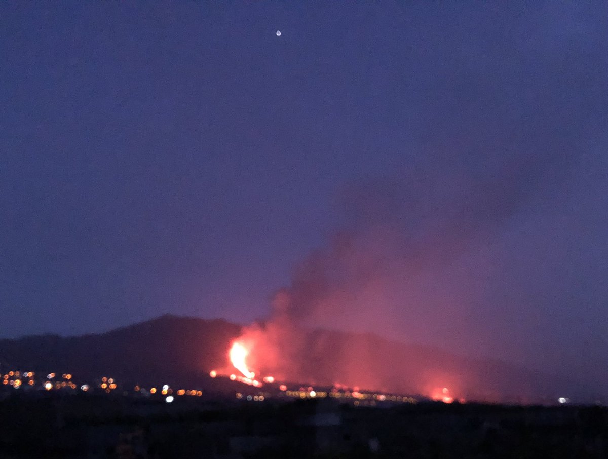 FloriselaR's tweet photo. Dos años después del volcán ¿Cómo estamos? Sin saber cuál es el futuro de  nuestras viviendas y terrenos bajo la lava o si se protegerá alguna zona. Inseguridad absoluta 
#MásCanarias https://t.co/MhJ41kNzQn