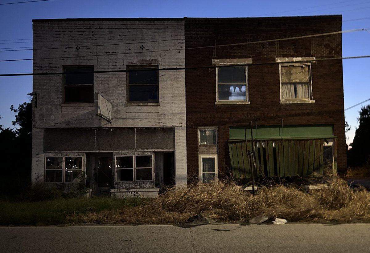 ChickenJoeSTL's tweet photo. Cairo Illinois at dusk https://t.co/110oEHeKY7