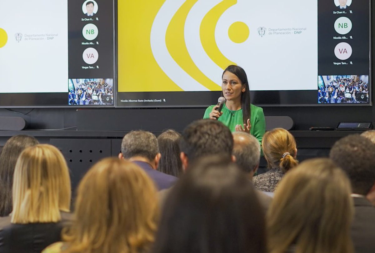 DNP_Colombia's tweet photo. Durante su intervención, @VivianaVanegasB destacó los avances del #PNID en aspectos como:
👉🏻 El diseño de un modelo de gestión de datos maestros para Colombia
👉🏻 La creación del modelo de gobernanza de la infraestructura de datos https://t.co/F1AceBGv1P