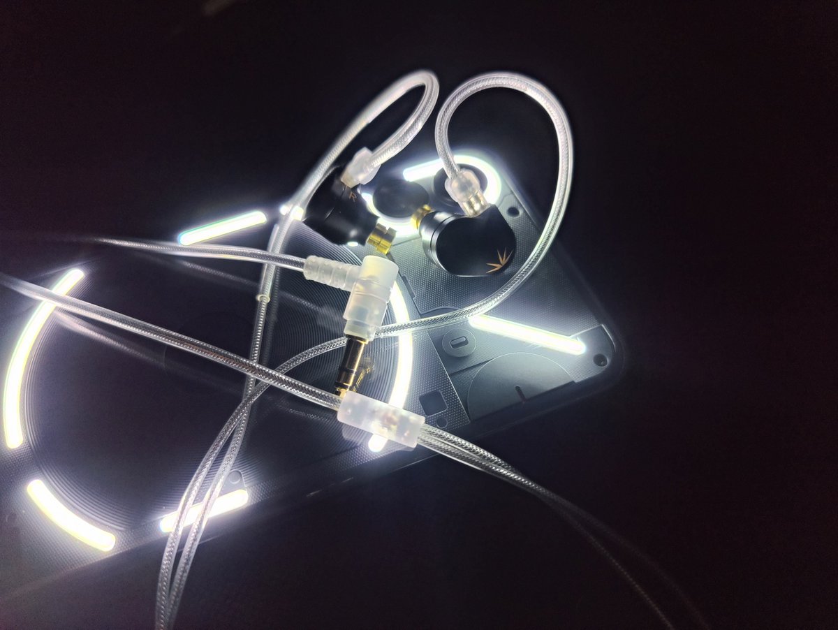 SamuraiTronVC's tweet photo. @nothing Phone (2) with @MoondropLab Chu 2, quick shots with @oneplus 9 Pro.
#shotononeplus #shotononeplus9pro #nothingphone2 #nothingphone #nothing #moondrop #moondropchu2 #smartphone #iem #smartphonephotography #lowlights #led #ledlight #macro #macrophotography #transparent https://t.co/sE3tPeeGMj