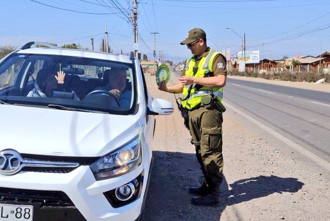 CarabCoquimbo's tweet photo. En estas #FiestasPatrias🇨🇱, más fiscalización es + prevención. Durante los controles en terreno, nuestros carabineros de la #UIAT identificaron y detuvieron a un hombre que conducía bajo las efectos de las drogas, y en menos de una hora ya han cursado 10 infracciones al tránsito. https://t.co/bNirzHAN7U
