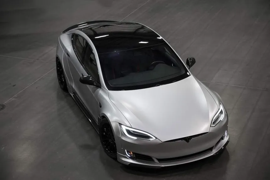 Mathleu_L's tweet photo. Je pense qu’il est largement temps d’écrire un peu (beaucoup) sur Tesla. L’entreprise et son CEO font énormément parler d'eux sur les réseaux, parfois en bien… Souvent pour les dénigrer ! 

Et il faut avouer que l'entreprise mais surtout son chef d'orchestre peuvent déraper de temps en temps ! Certains aimeront, d'autres critiqueront.

Mais l’entreprise est sans aucun doute disruptive dans le monde de l’automobile, mais pas seulement. Et je suis personnellement un grand fan d’Elon Musk, de ce qu’il fait et veut faire. 

Mais investir n’a rien à voir avec ce qu’on aime et tout à voir avec faire de l’argent.

Tu peux acheter les produits ou services d'une entreprise que tu aimes, mais pas son stock. 

Il suffit de regarder $DIS en ce moment, une entreprise que j’aime profondément (énorme fan de la reine des neiges, tu peux me juger) pourtant…

Mais revenons à Tesla! 
Avant tout, je ne suis pas investi dans l’entreprise actuellement. J’attendais (comme un idiot) une entrée parfaite aux 100$ qui n’est jamais venue et je m’en mords aujourd’hui les doigts. On apprend tous les jours.

[Entreprise]

Tesla est certainement connu de toutes les personnes qui liront ces mots mais entrons dans les détails rapidement. 

Célèbre pour sa marque de voitures électriques et son système de pilote automatique qui n’était qu’un rêve impossible il y a encore quelques années (comme faire atterrir les propulseurs des fusées. Imaginez ça. Impossible).

On les croise désormais toutes les cinq minutes sur nos routes Européennes. Pas étonnant lorsque l'on voit la croissance exponentielle des livraisons de la marque.

Il faut dire que leurs voitures ont de la gueule…

Et qu’elle est en plus largement profitable. Et ce… Depuis quasiment toujours, n’en déplaise aux détracteurs, avec une marge d’à peu près 25% sur chaque vente. 

À titre de comparaison, Ford, General Motors ou encore Toyota tournent autour des 20%. Et Lucid, le fameux Tesla killer, à …. Ah non, à perte. Pardon.

Mais ce que beaucoup ignorent c’est que les voitures électriques ne sont pas la seule activité de Tesla et on pourrait ici raviver le conflit : Entreprise tech ou constructeur automobile ? 

La vérité c’est que personnellement je m’en fou, Tesla peut tout faire, la catégorie dans laquelle vous voulez la placer m’importe peu.

Quoi qu’il en soit, en plus des voitures, Tesla est impliqué dans le secteur de l’énergie (solaire principalement) et dans la tech effectivement (on pourrait dire principalement l’IA avec son système de navigation) représenté ci-dessous par les services.

Et les nouveaux secteurs dans lesquels l'entreprise s'installe deviennent profitables.

----------

$TSLA $F $GM $LCID #teslastock #EV #IA #StockMarket #Stock #investissement #investir
