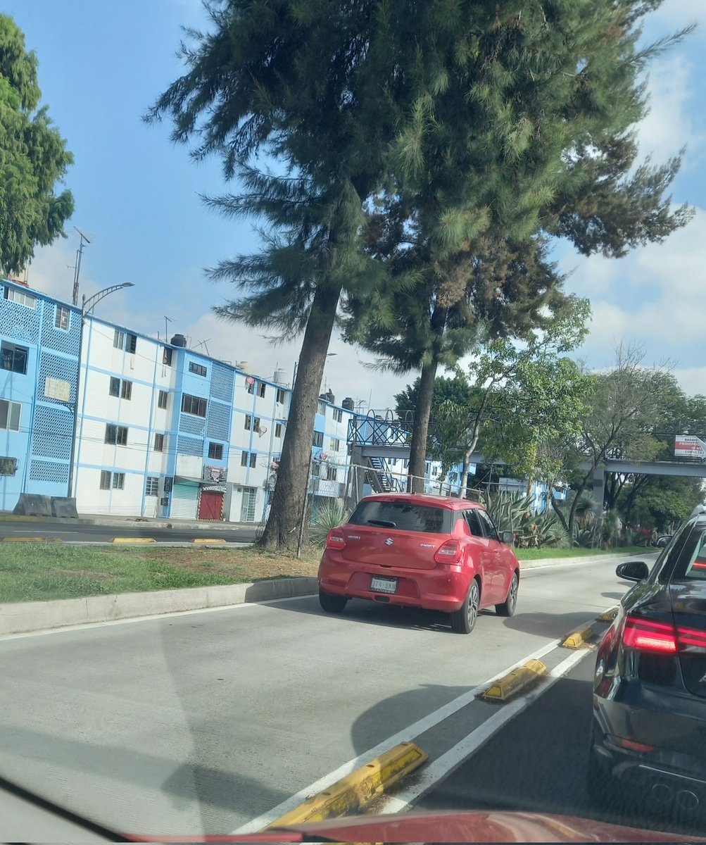 Bernaymca's tweet photo. Invasión de carril confinado en Cafetales de parte de automóviles https://t.co/aGOwSAPVkz