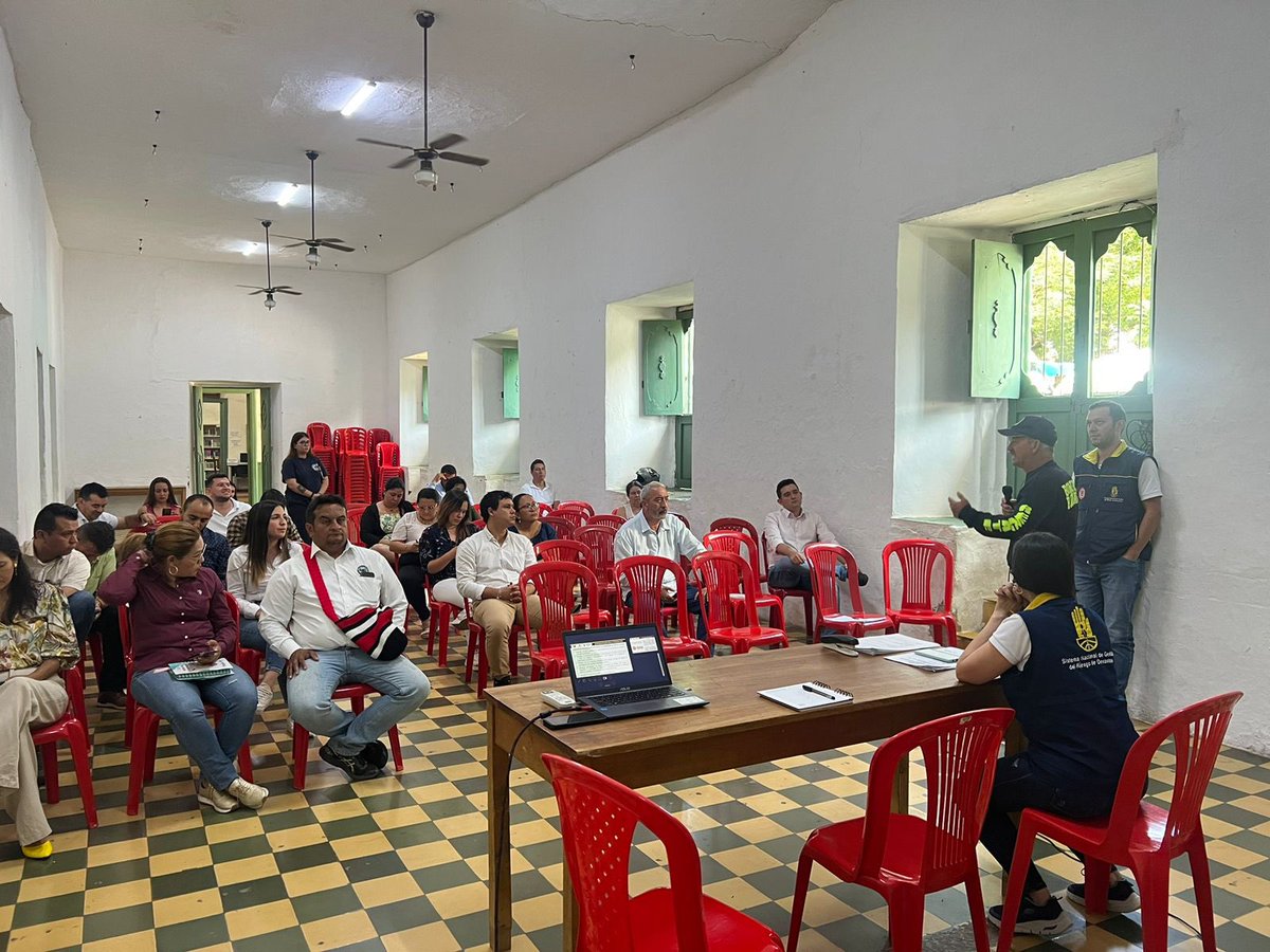 OGRDSantander's tweet photo. Estuvimos en #Barichara con coordinadores de Gestión del Riesgo de Desastres de las provincias Guanentá y Comunera para socializar el plan de contingencia que nos permita afrontar el fenómeno de El Niño. Lo logramos articuladamente con @PGN_COL, @CAS_SANTANDER y los #CMGRD. https://t.co/SnnkK11PYD