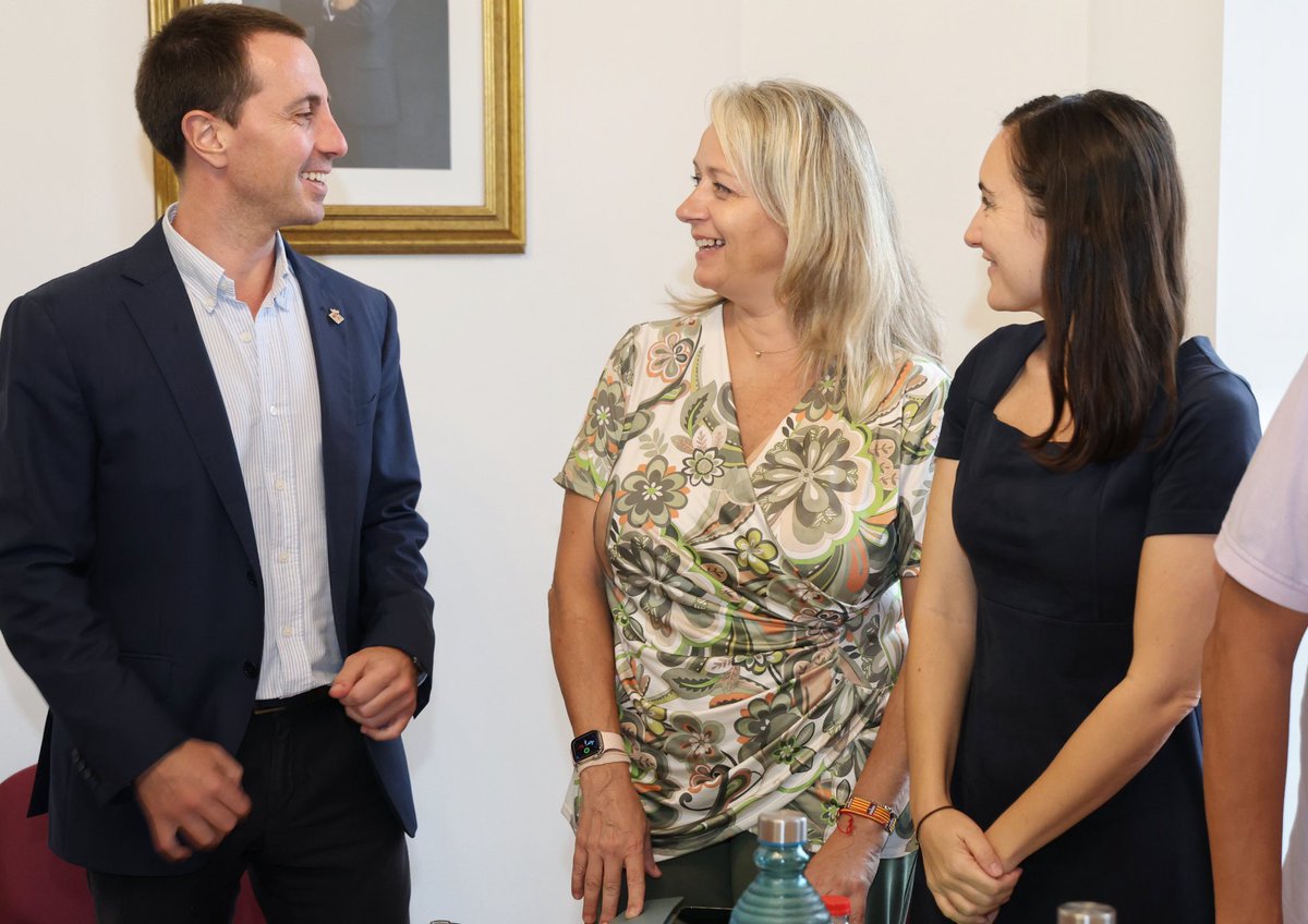 Seguim la jornada amb la reunió de feina amb <a href="/XiscaL/">Xisca Lascolas</a>  batlessa de <a href="/ajllucmajor/">Ajuntament Llucmajor</a> i el seu equip de govern. Escoltam les necessitats del municipi i he transmès la voluntat del <a href="/ConselldeMca/">Consell de Mallorca</a> de ser al seu costat aquesta legislatura.