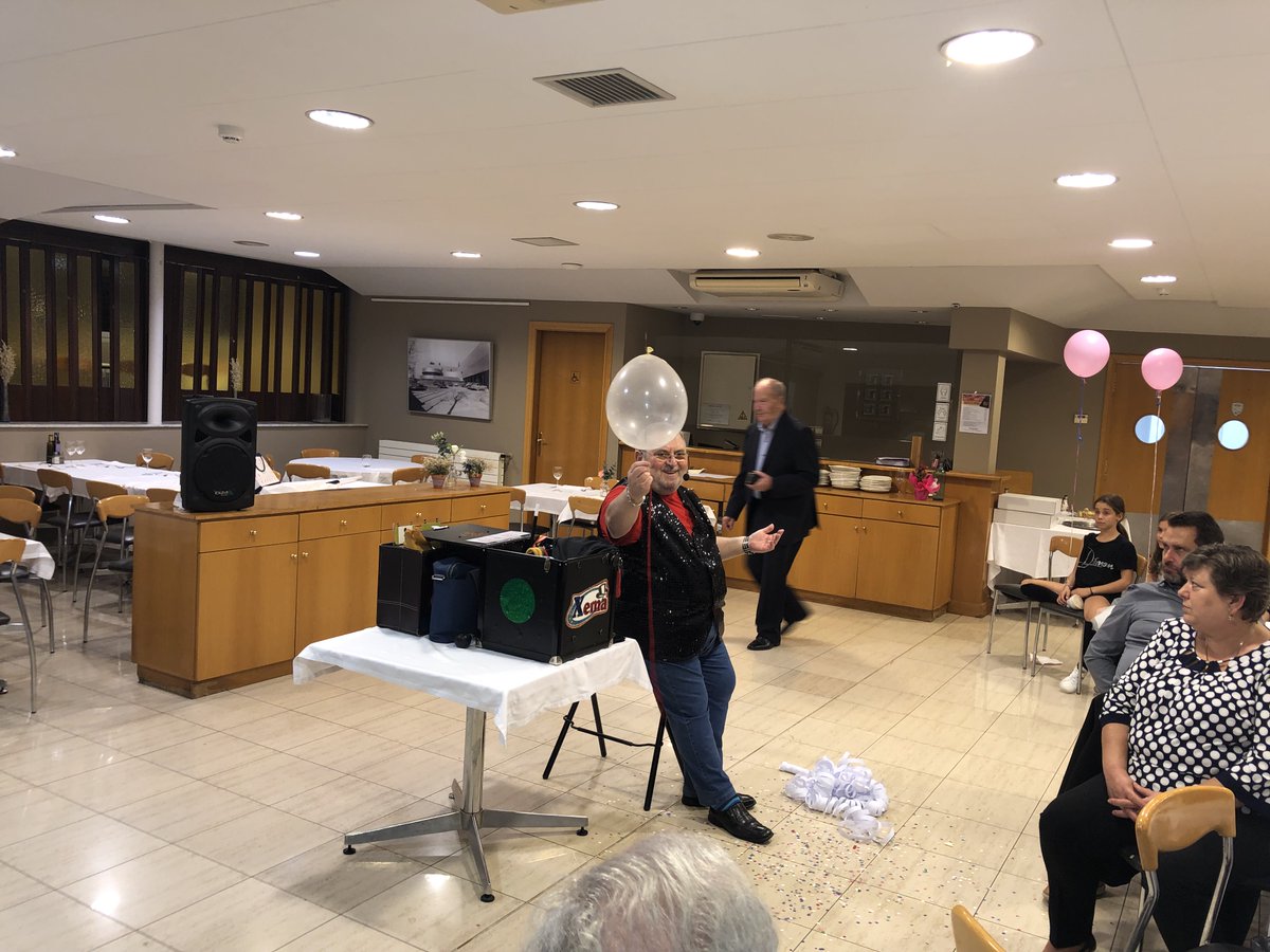 xemasole's tweet photo. Cena de la comunión de Carla en el Restaurante del Club de Tenis Lleida. Una noche muy divertida, llena de magia, humor y participación;  con total  iteración con los pequeños y mayores.
• XEMA SOLÉ SOLA Comunicador / Artista – Mago / Humorista
• https://t.co/XBvknwRQet https://t.co/014OAskG6V