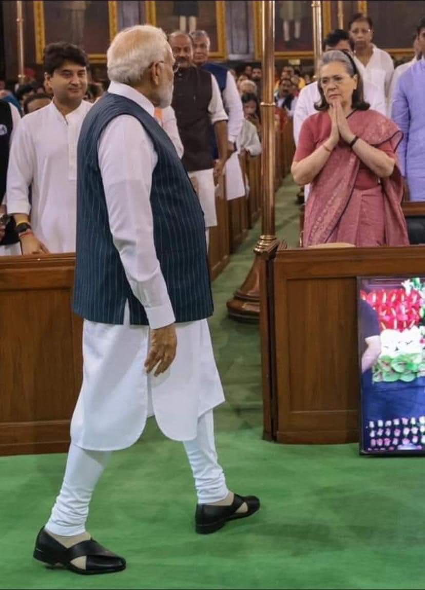 VishweshwarBhat's tweet photo. If pictures fade when it’s forwarded, this picture would have vanished today 😀 https://t.co/6Pyt7jGs0d