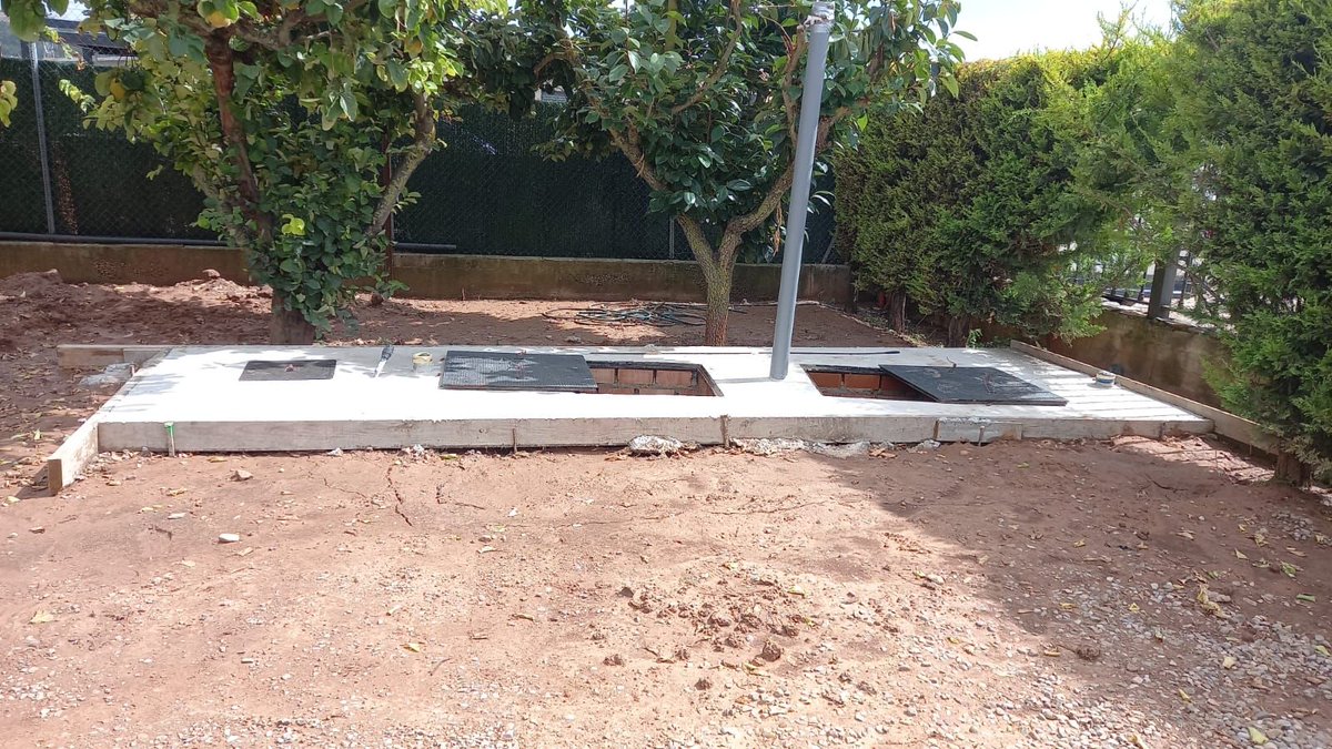Os presentamos un proyecto de nuestra Unidad Ecológica de Depuración, para 8 EH, instalada en Huesca.

Queremos mostraros la integración del equipo sobre el terreno y el resultado visual de la instalación de un equipo de depuración en el jardín de una vivienda.