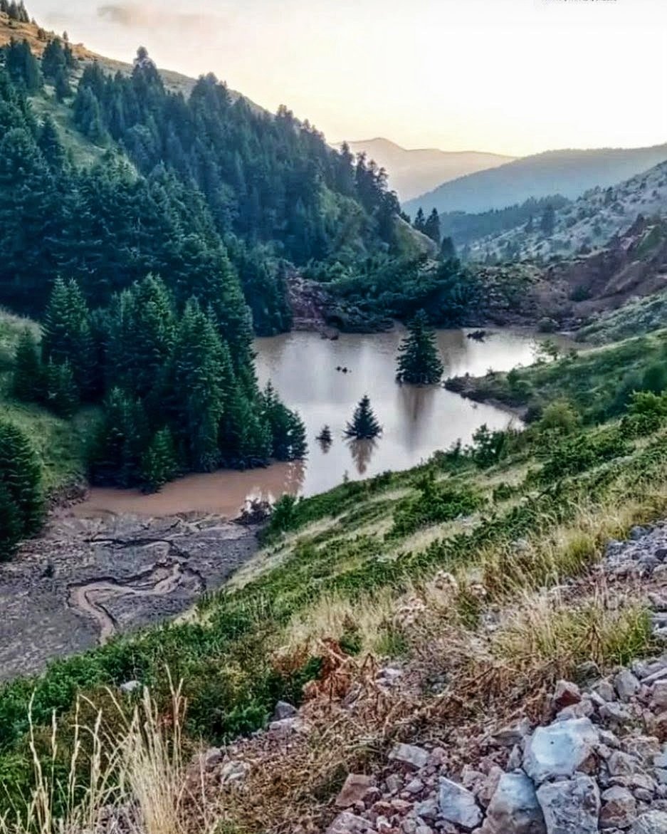 Η περιοχή του Ασπροπόταμου, στα ορεινά των Τρικάλων, έχει καταστραφεί κυριολεκτικά. Στο χωριό Πυρρα από τις καθιζησεις δημιουργήθηκε μια μικρή λιμνούλα. 
* Η φωτογραφία είναι από το group Aspropotamos