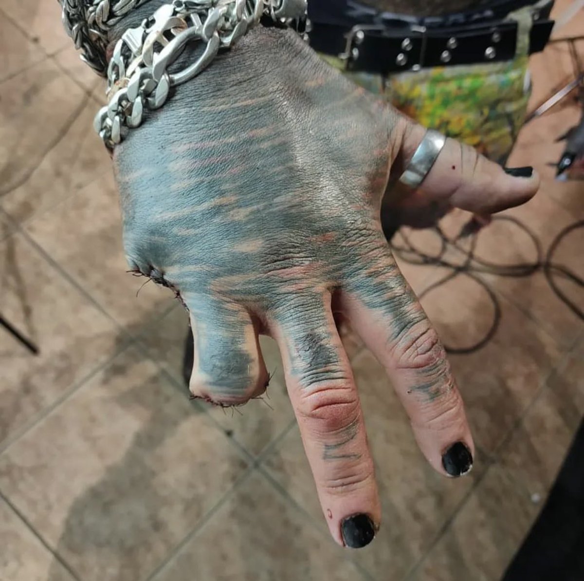 Renezzbro's tweet photo. Diablo Prado se ha modificado hoy y se ha mochado un dedo y medio. He cubierto todo lo ocurrido en este vídeo 
https://t.co/sIxQbfbN0Y y me gustaría saber qué opináis 💀 https://t.co/03nA3xBBpM