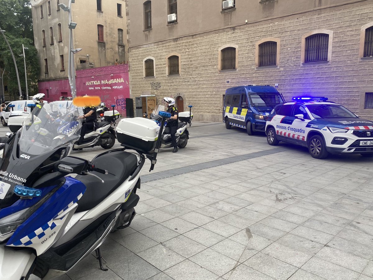 pladamunt's tweet photo. Raval, plaza la Garduña casa ocupa….dia si y dia también tienen que venir los mossos por toda la delincuencia que hay.
Hoy habían heridos.
Todos los días igual.@ayuntamiento barcelon#@jaumecollboni# https://t.co/5saYPfcoot