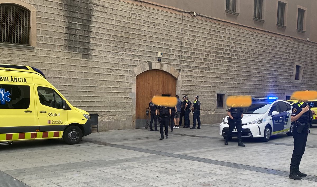pladamunt's tweet photo. Raval, plaza la Garduña casa ocupa….dia si y dia también tienen que venir los mossos por toda la delincuencia que hay.
Hoy habían heridos.
Todos los días igual.@ayuntamiento barcelon#@jaumecollboni# https://t.co/5saYPfcoot