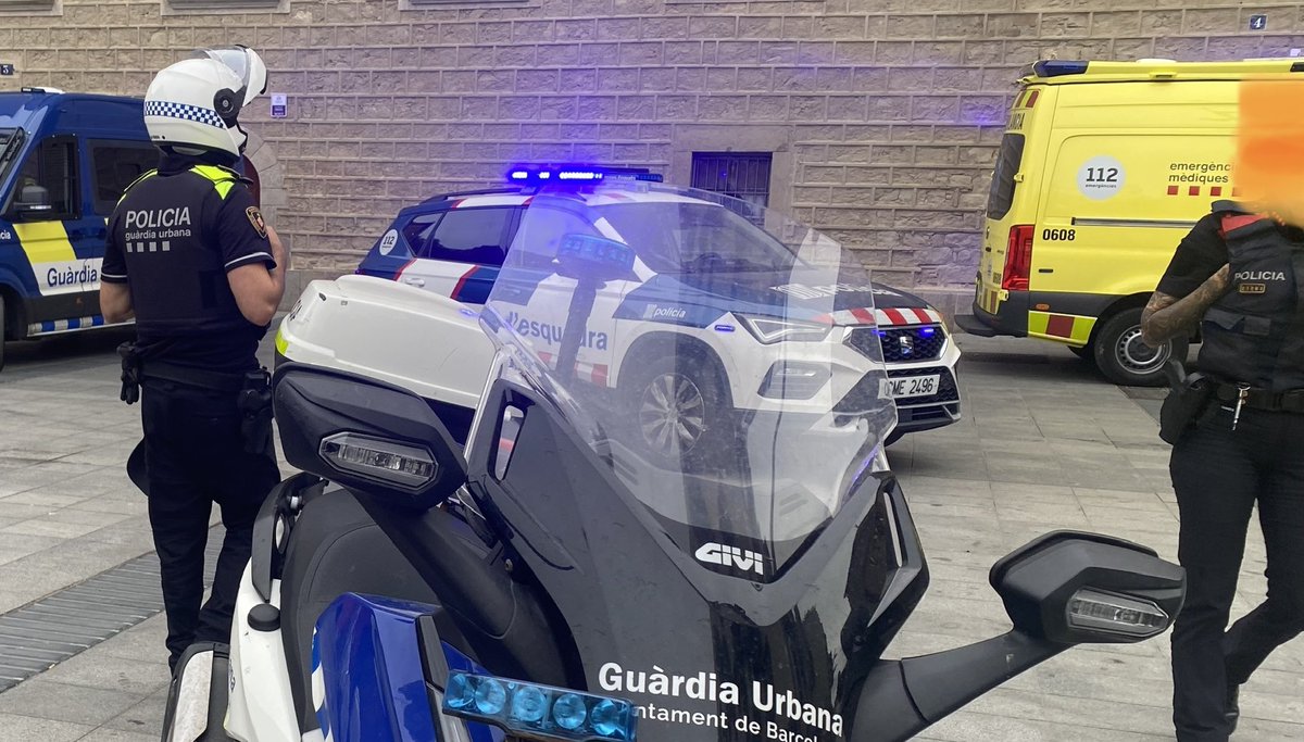 pladamunt's tweet photo. Raval, plaza la Garduña casa ocupa….dia si y dia también tienen que venir los mossos por toda la delincuencia que hay.
Hoy habían heridos.
Todos los días igual.@ayuntamiento barcelon#@jaumecollboni# https://t.co/5saYPfcoot