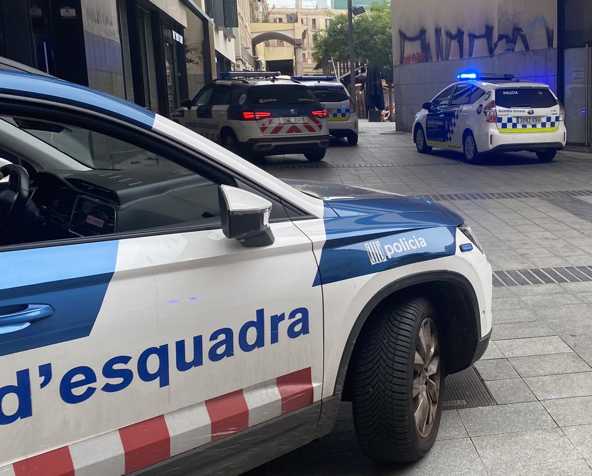 pladamunt's tweet photo. Raval, plaza la Garduña casa ocupa….dia si y dia también tienen que venir los mossos por toda la delincuencia que hay.
Hoy habían heridos.
Todos los días igual.@ayuntamiento barcelon#@jaumecollboni# https://t.co/5saYPfcoot