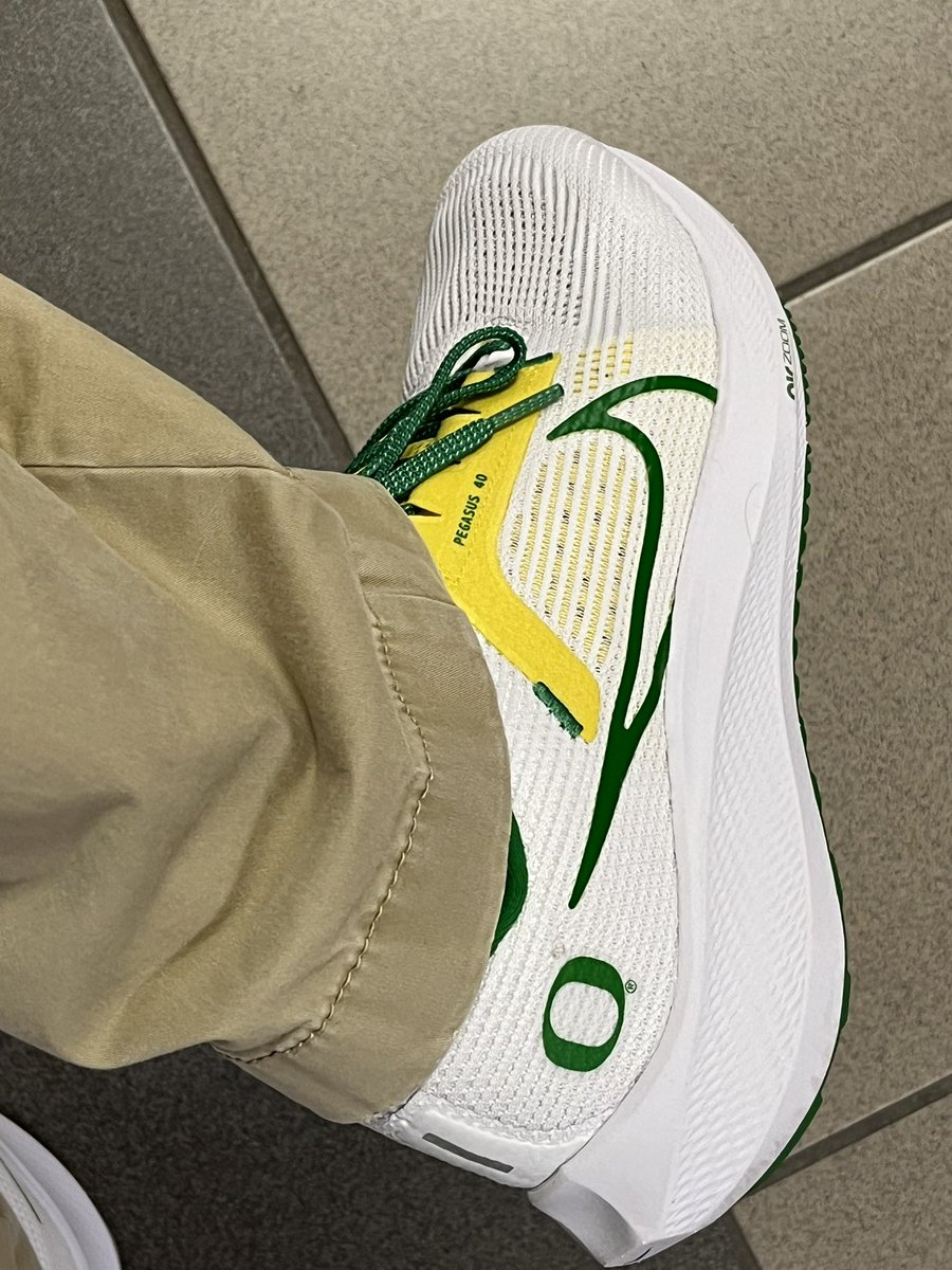 broth87's tweet photo. New birthday kicks…. https://t.co/wUsSS8g2WW