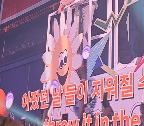 bong_sev's tweet photo. 아아앍 난 몰랐지..트롯코에 달려있던 꽃이 스포였을지는...그냥 팔로우콘 모든 무대 장치들이 세븐틴 페스티벌 느낌이네🥹🥹 https://t.co/xYpNTuqm0N