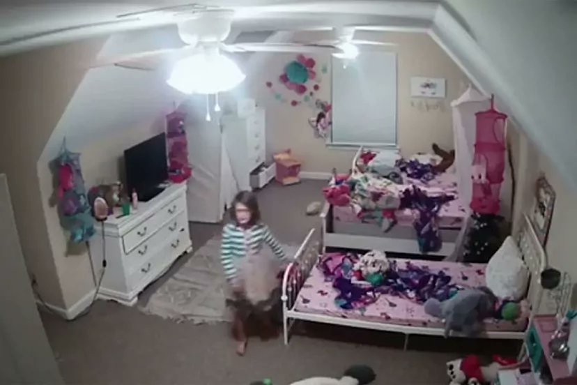 Acostumbro dialogar con padres y tutores sobre las cámaras de vigilancia en casa. Muchos las tienen en los dormitorios y baños de los niños pero cuando les pregunto por el administrador y password de la App para ver las cámaras, los desconocen. Esto es grave y negligente. Veamos.