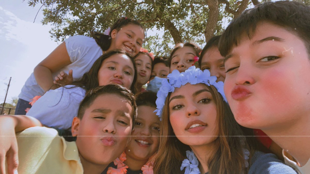 Kicking off #HelloWeek with a friendly hello . Aloha 🌺 from my family to yours !