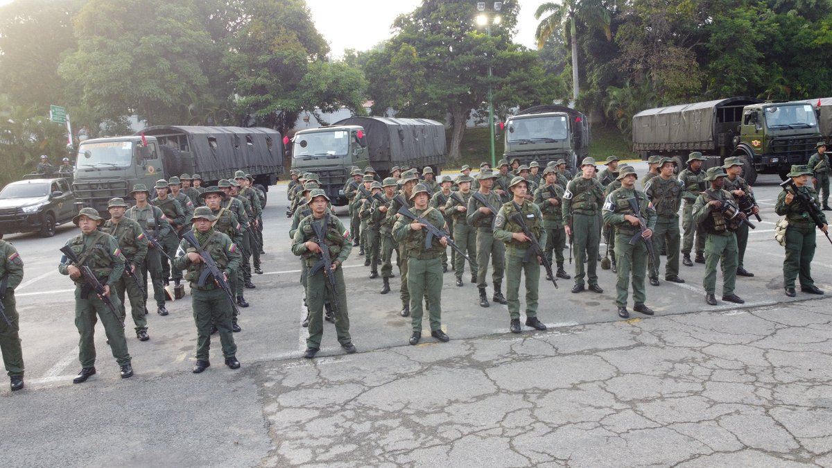 hljohan's tweet photo. En nuestro país haremos respetar nuestra soberanía. Nuestra fuerza militar se mantiene desplegada para seguir fortaleciendo el escudo Bolivariano, en defensa de la soberanía e integridad territorial.

A los entreguistas tal vez les parecerá favorable la destrucción ambiental, a los hijos de Bolívar y Chávez no ! 

La tierras baldías siguen siendo del Estado. Los parques naturales son considerados zonas de seguridad.