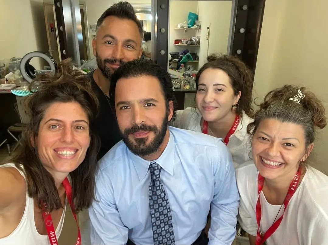arducbrshaber's tweet photo. Barış Arduç ve Kulüp set ekibi 📸

#BarışArduç #Kulüp https://t.co/USxlbflpFD
