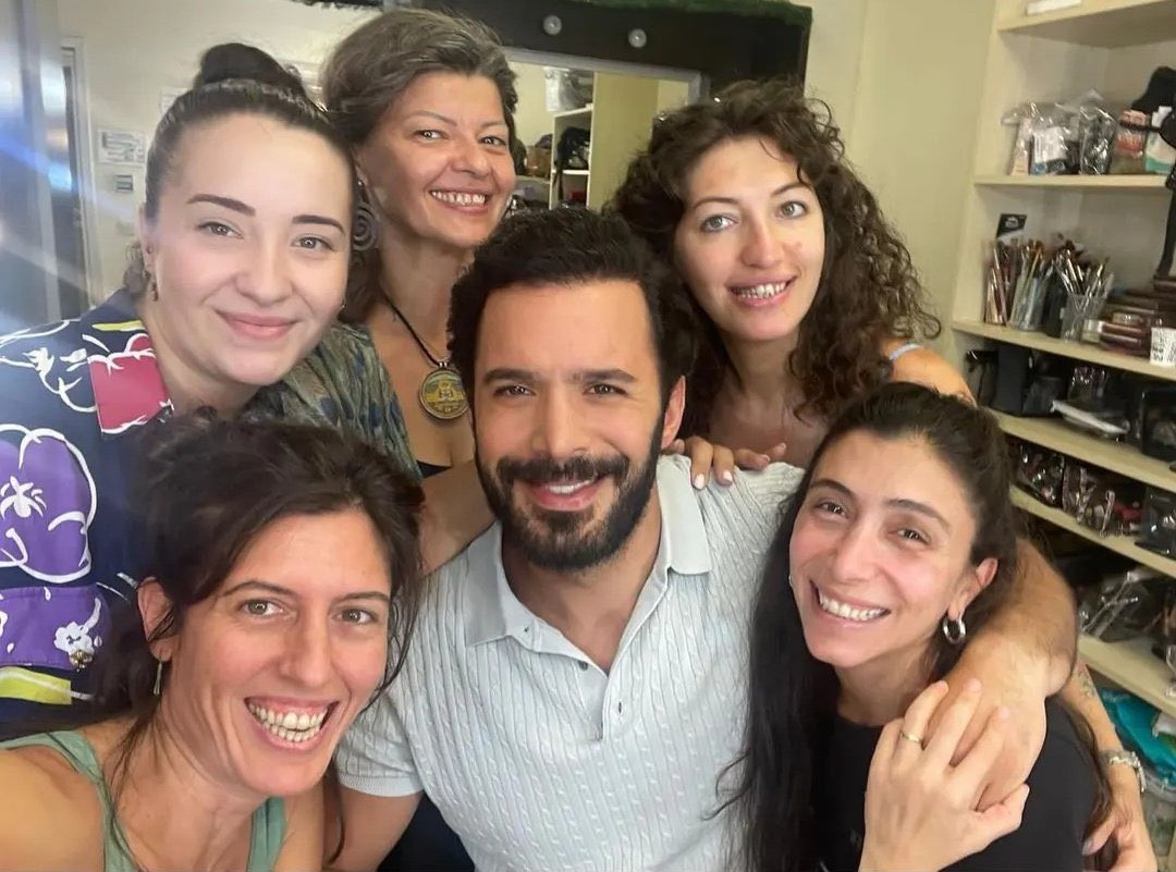 arducbrshaber's tweet photo. Barış Arduç ve Kulüp set ekibi 📸

#BarışArduç #Kulüp https://t.co/USxlbflpFD