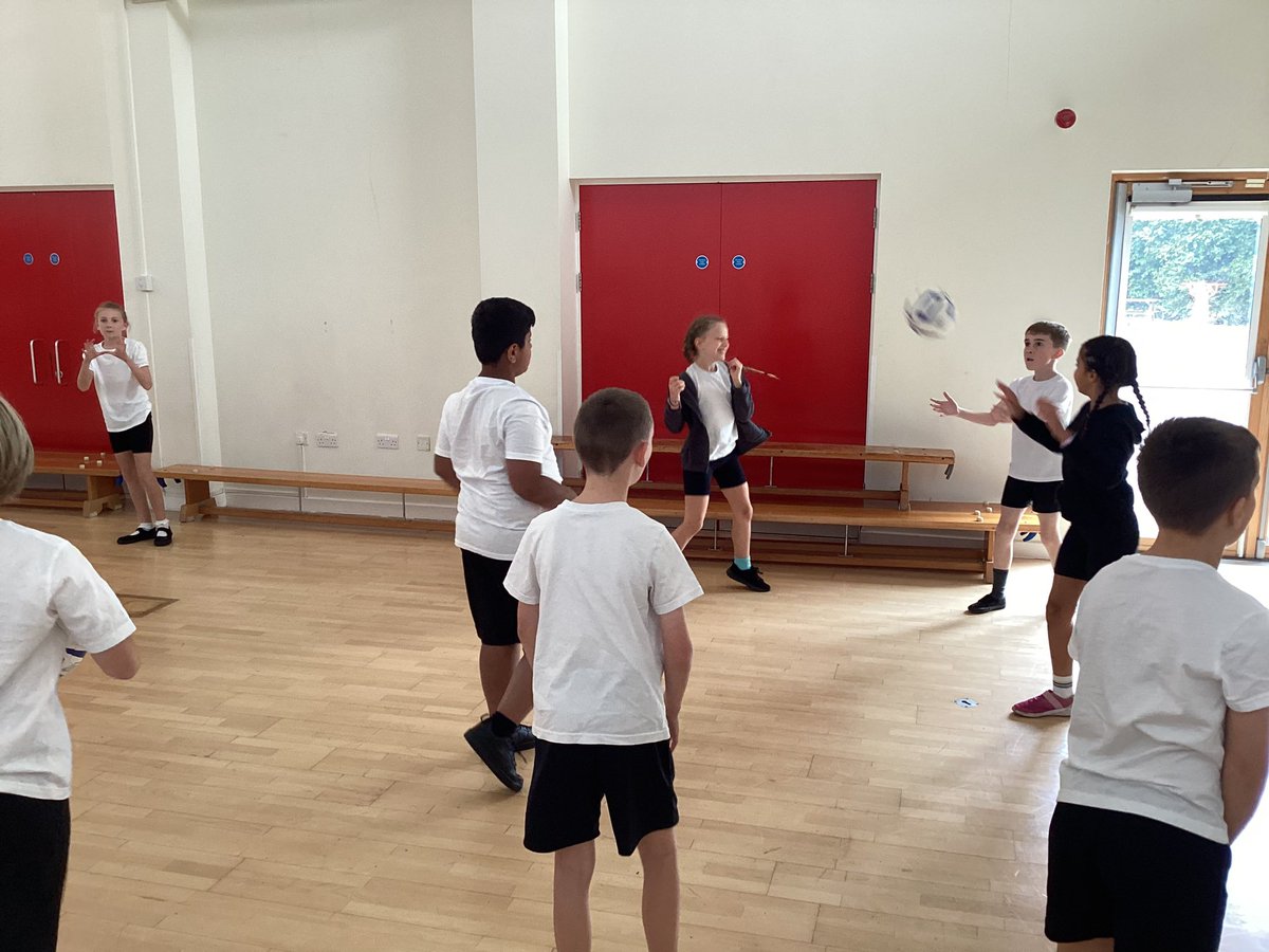 MoorlandsHudds's tweet image. Year 5 have been showcasing their basketball skills during mini matches in P.E. today! #MPSPE #MPSyear5